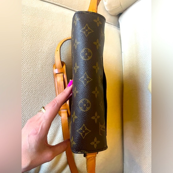 LOUIS VUITTON St. Cloud Crossbody/Shoulder Bag - Picture 5 of 17